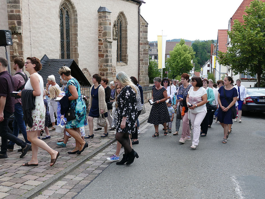 Fronleichnamsprozession durch die Straßen von Naumburg (Foto: Karl-Franz Thiede)